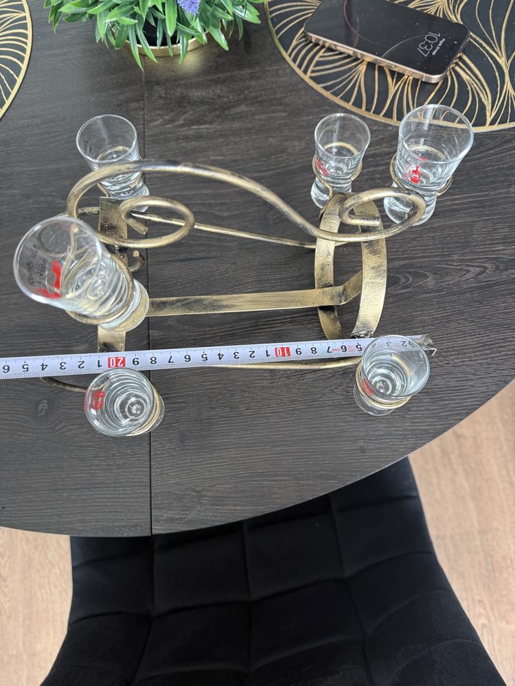 Stojak na alkohol z ciekawymi kieliszkami w komplecie