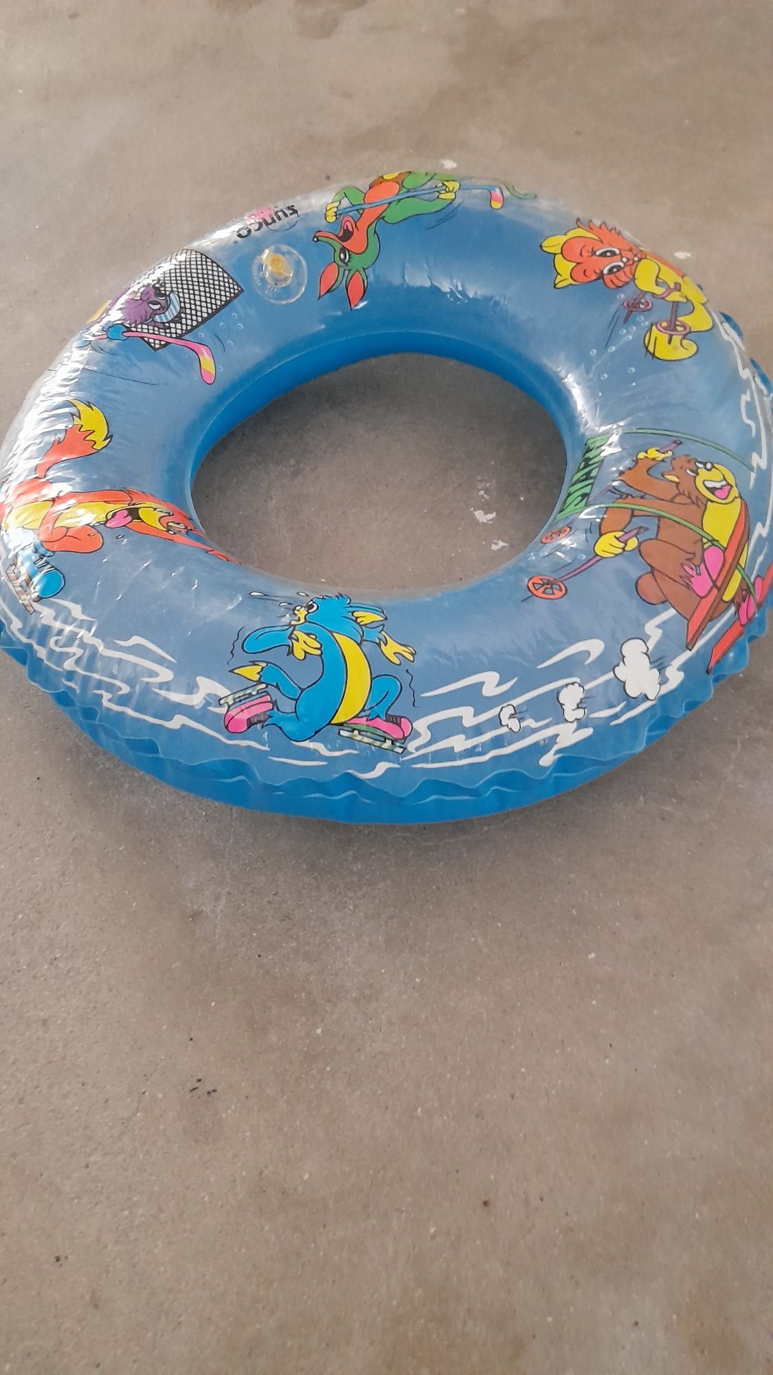 Vendo duas piscinas e boia para bebés