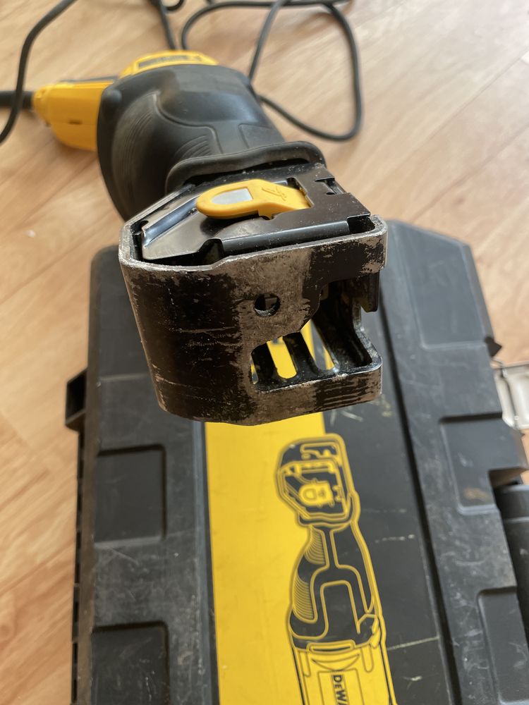 Pila szablasta dewalt dwe305 qs