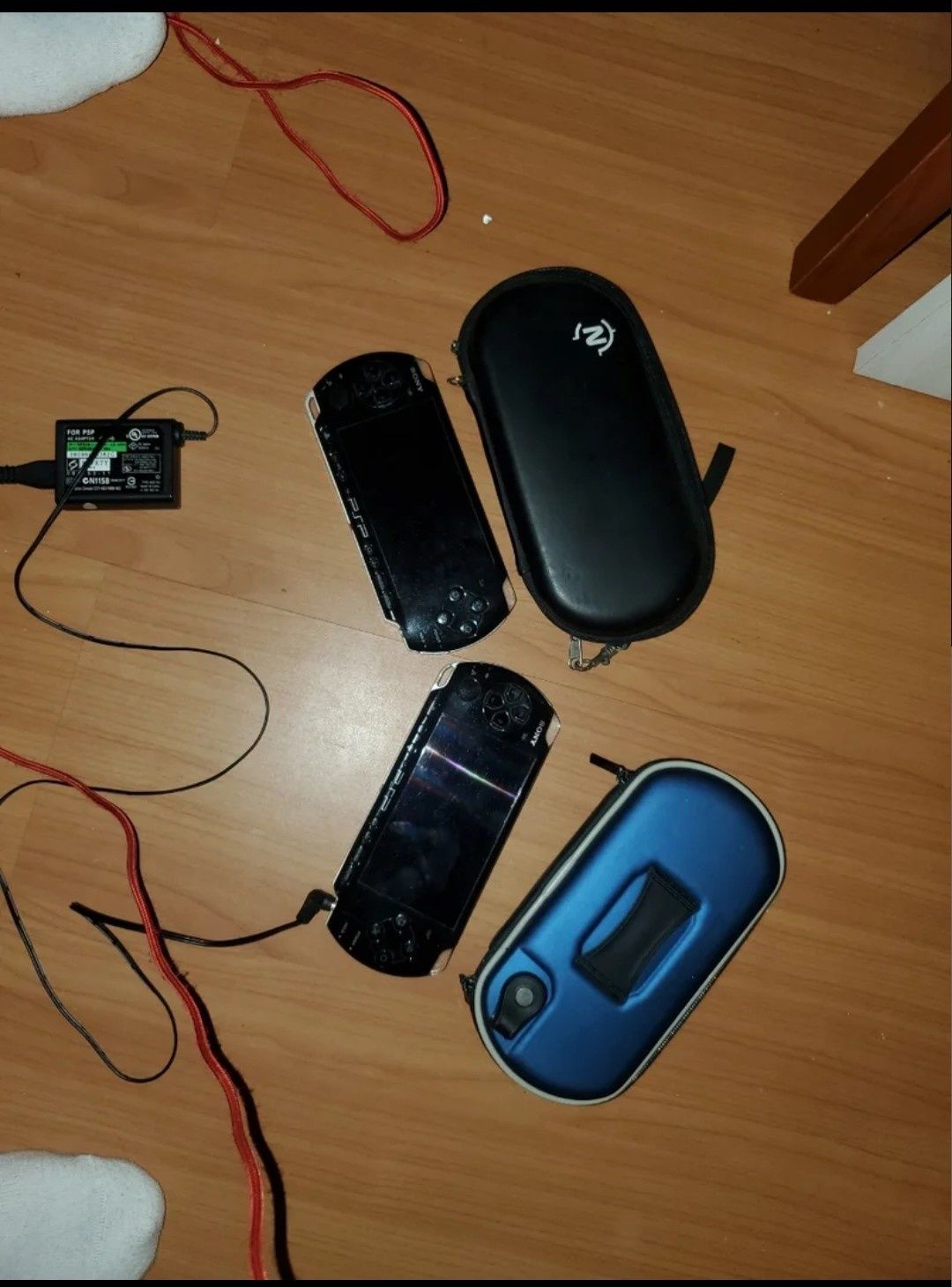 2 PSP com carregador camera e alguns jogos