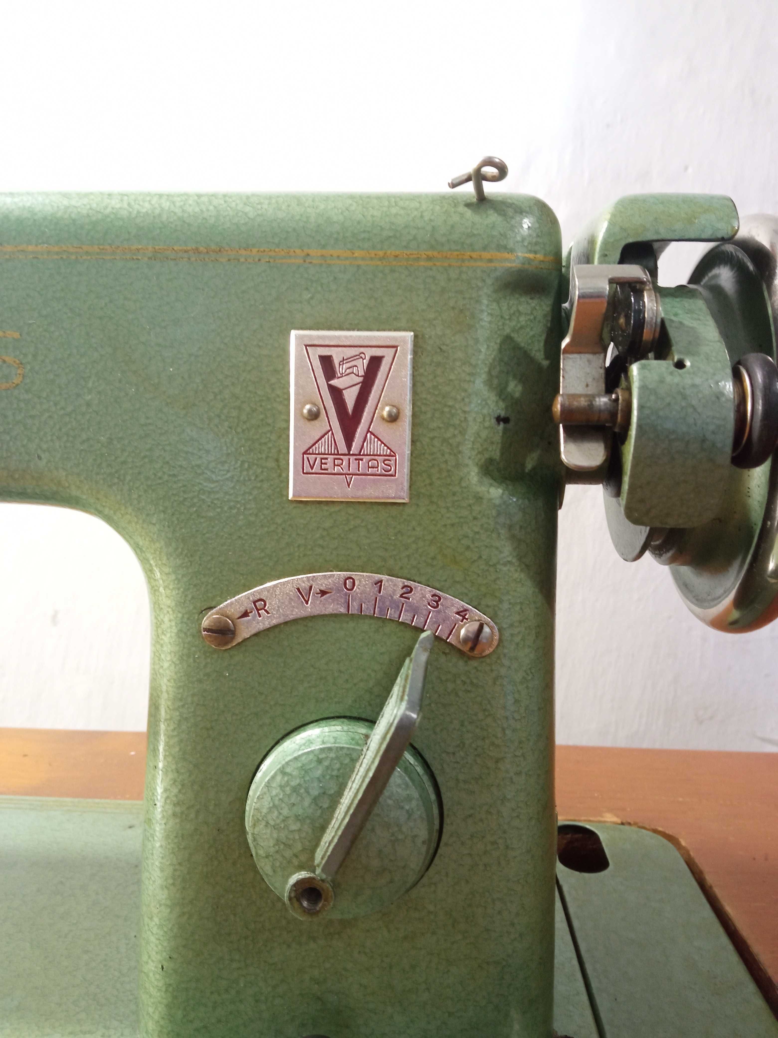 Продам швейную машинку Kohler Zig-Zag на станке с ножным приводом.