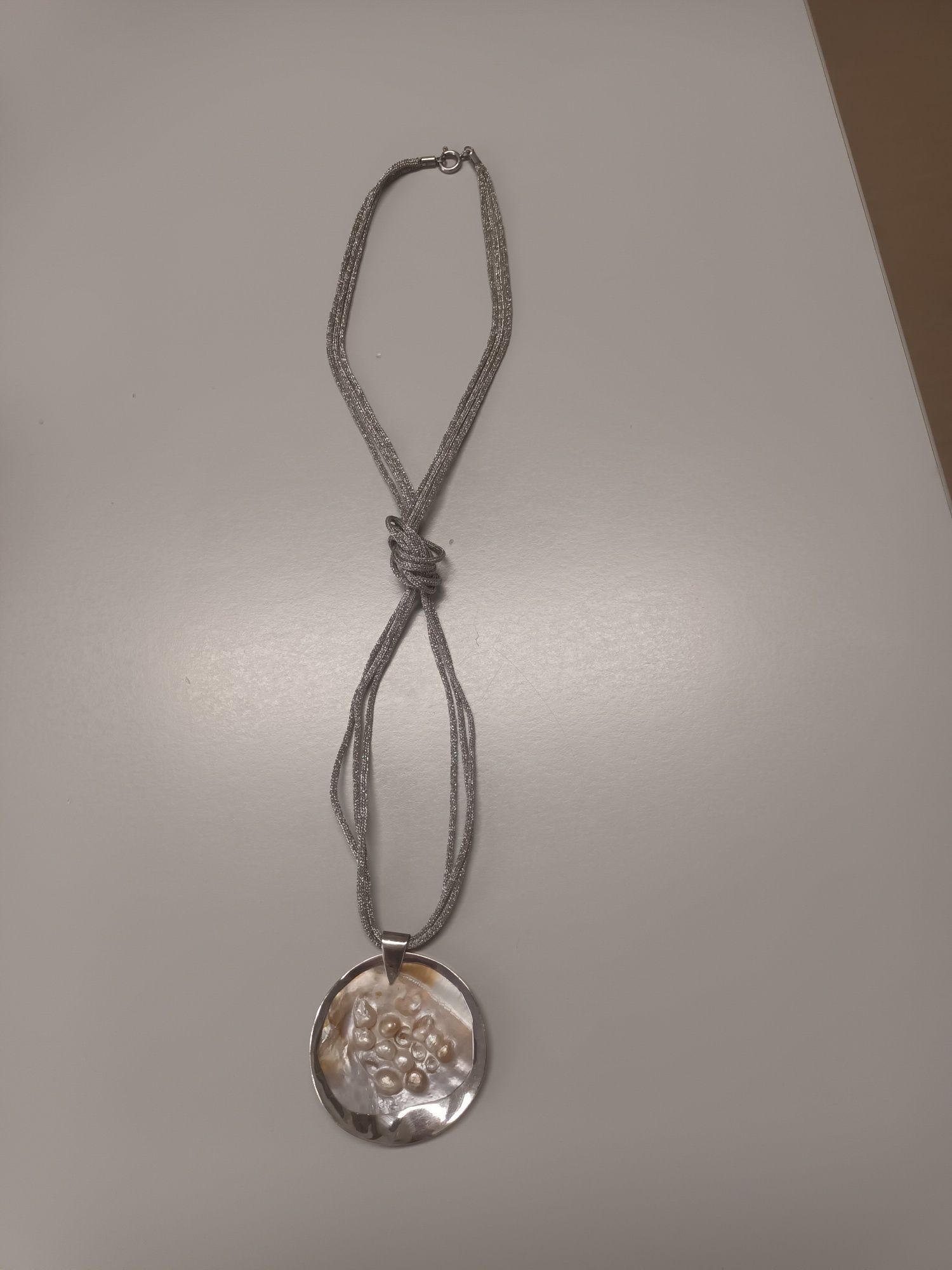 Colar com medalha grande em prata e pedra natural!