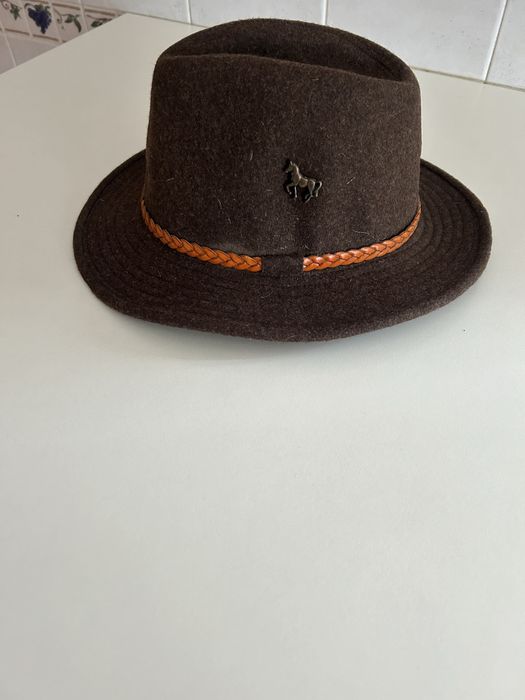 Chapeus tematicos em bom estado