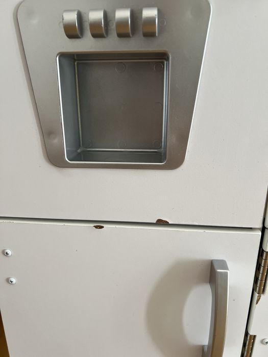 Kuchnia dla dzieci KidKraft z akcesoriami kuchennymi.