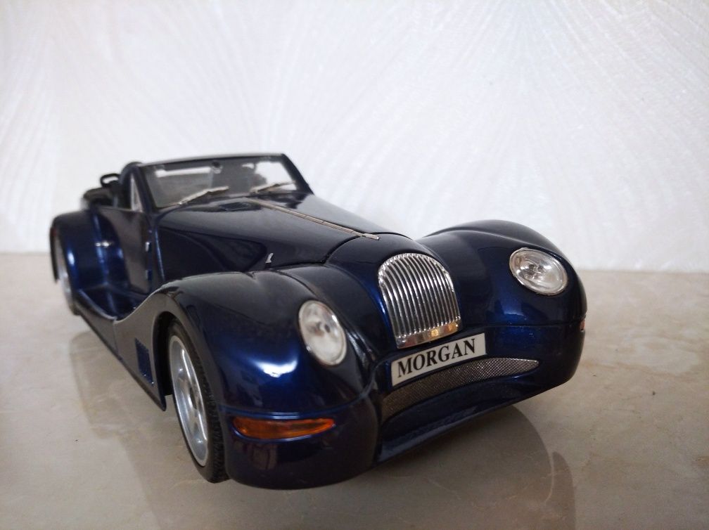 Модель авта Morgan Aero, масштабом 1:18