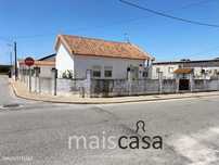 Moradia T2 com Quintal, Anexos e Garagem !