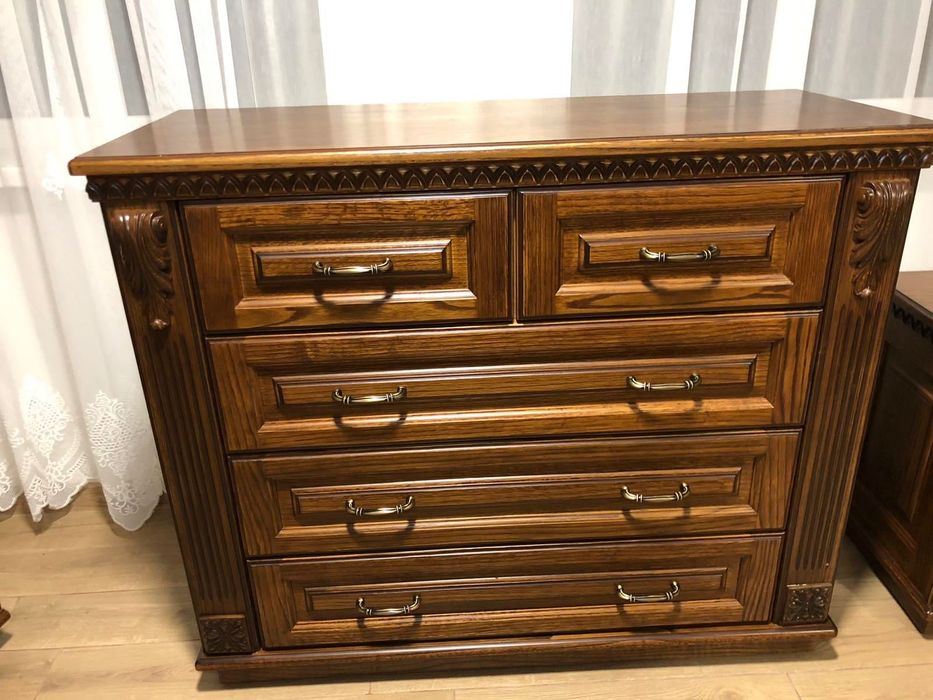 Вітрина деревяна( матеріал дуб)