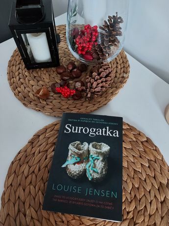 Książka Louise Jensen "Surogatka" kryminał bestseller. Miękka okładka