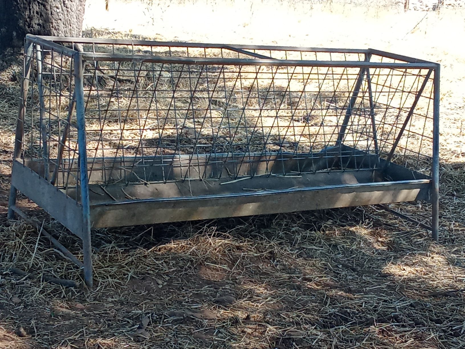 Vendo comedouros galvanizado,largos não caiem se animais se encostarem