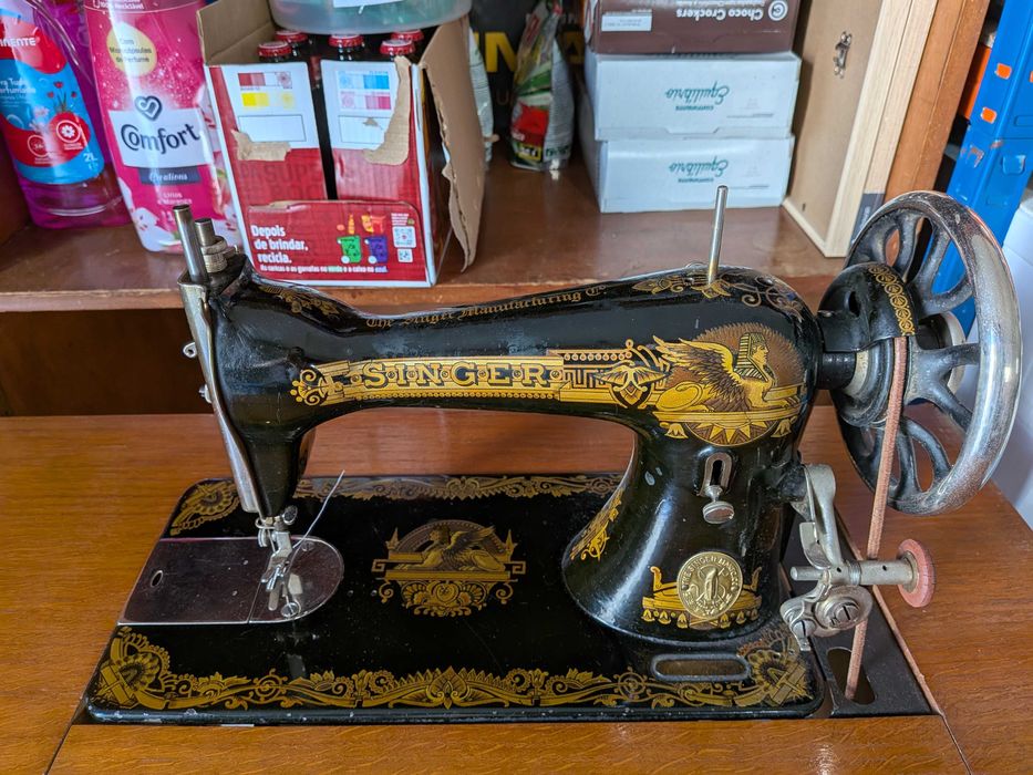 Máquina de Costura Marca SINGER