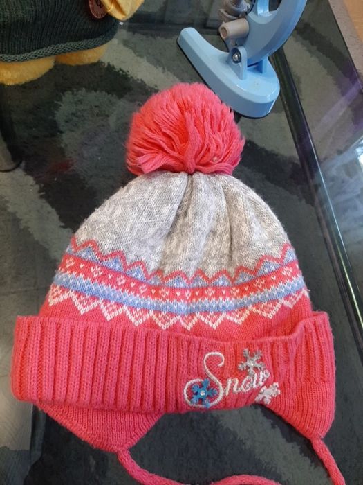 Шапка тепла на дівчинку.