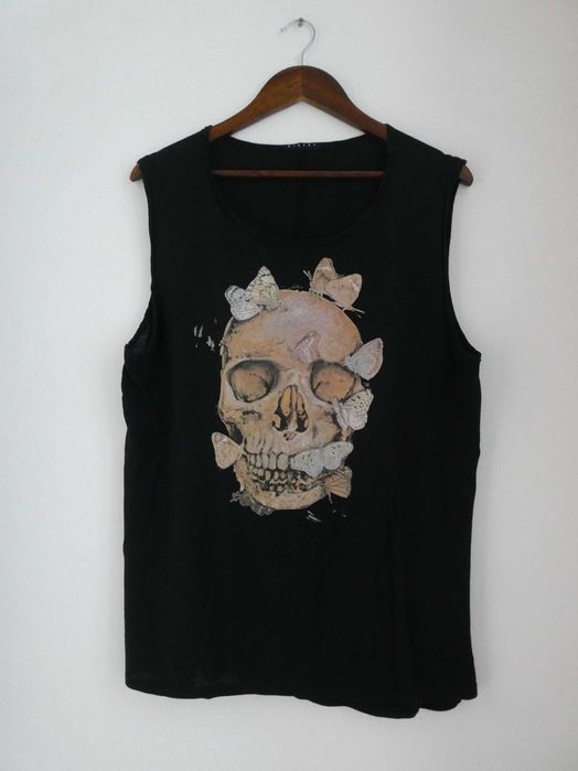T-Shirt Sem Mangas Sisley Preta | Caveira com Borboletas