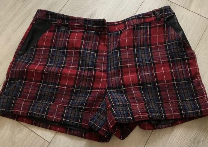Жіночі теплі шорти в клітинку