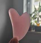 Różowy kamień gua sha 
Nowy, nieużywa