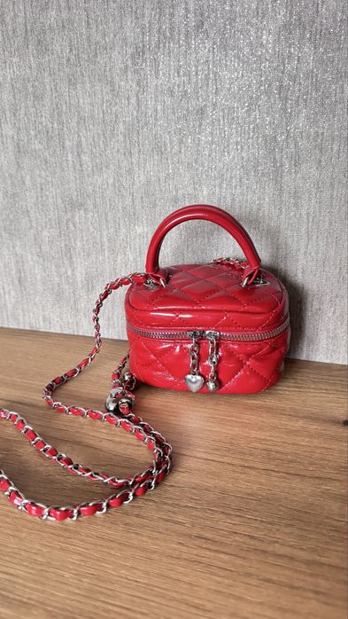 Червона маленька квадратна сумка