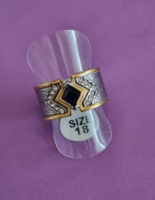 Anel bicolor, em aço, com zirconias e uma pedrinha preta. Só T20