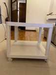 Mesa de apoio com rodas para sala