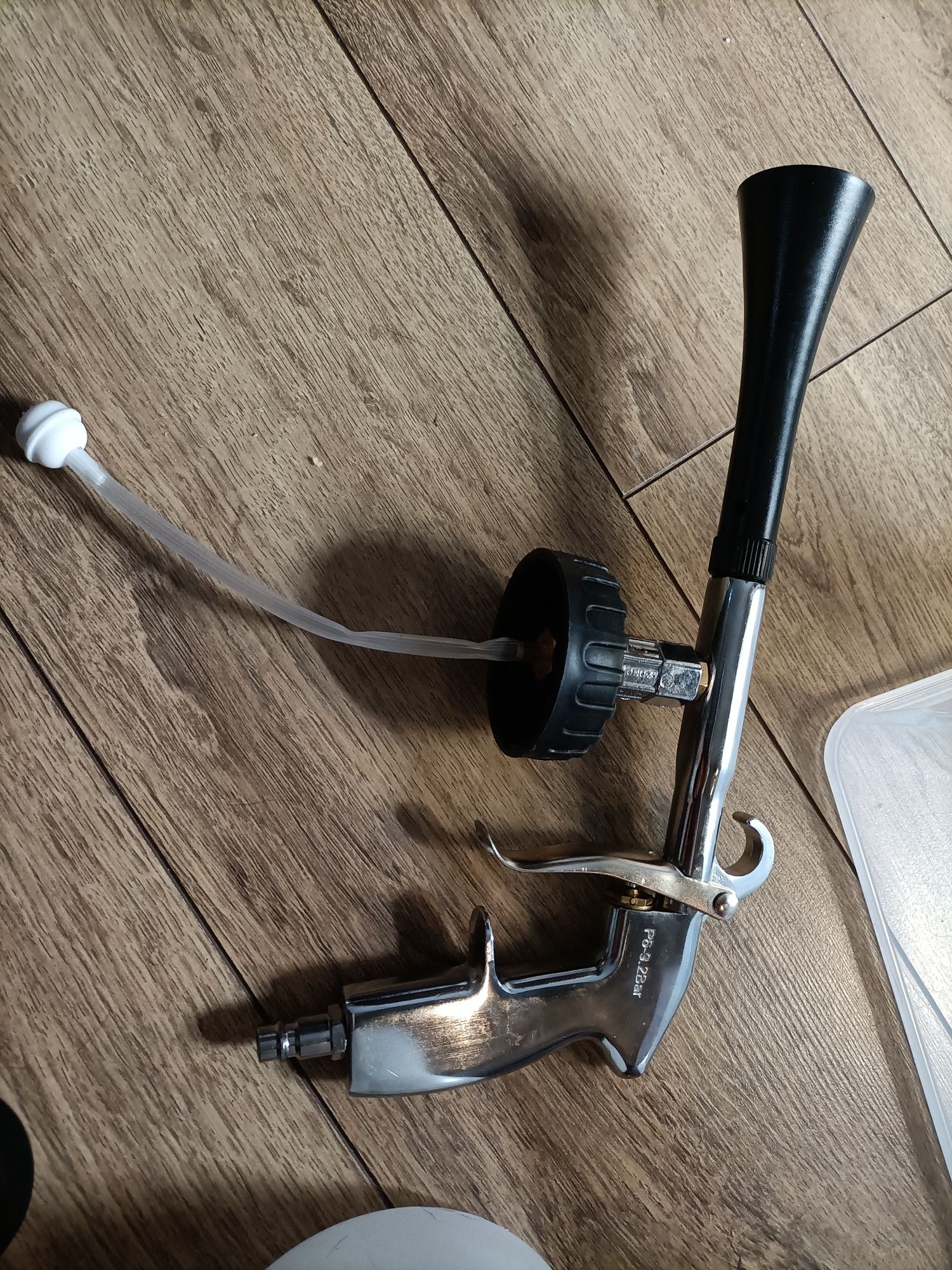 Pistolet pneumatyczny do prania tapicerki