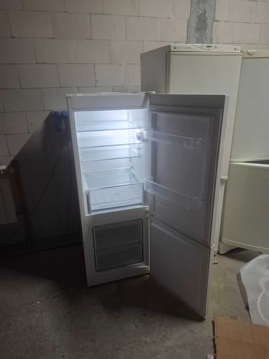 lodówka firmy Indesit  wys 158cm czysta zadbana kilka zdjec i opis