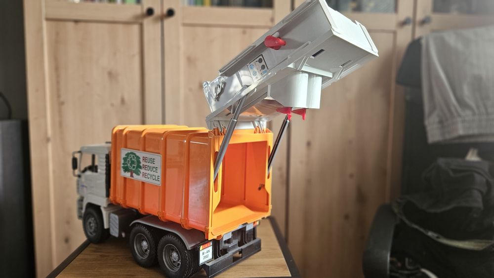 Bruder MAN TGA 02772 śmieciarka z tylnym załadunkiem