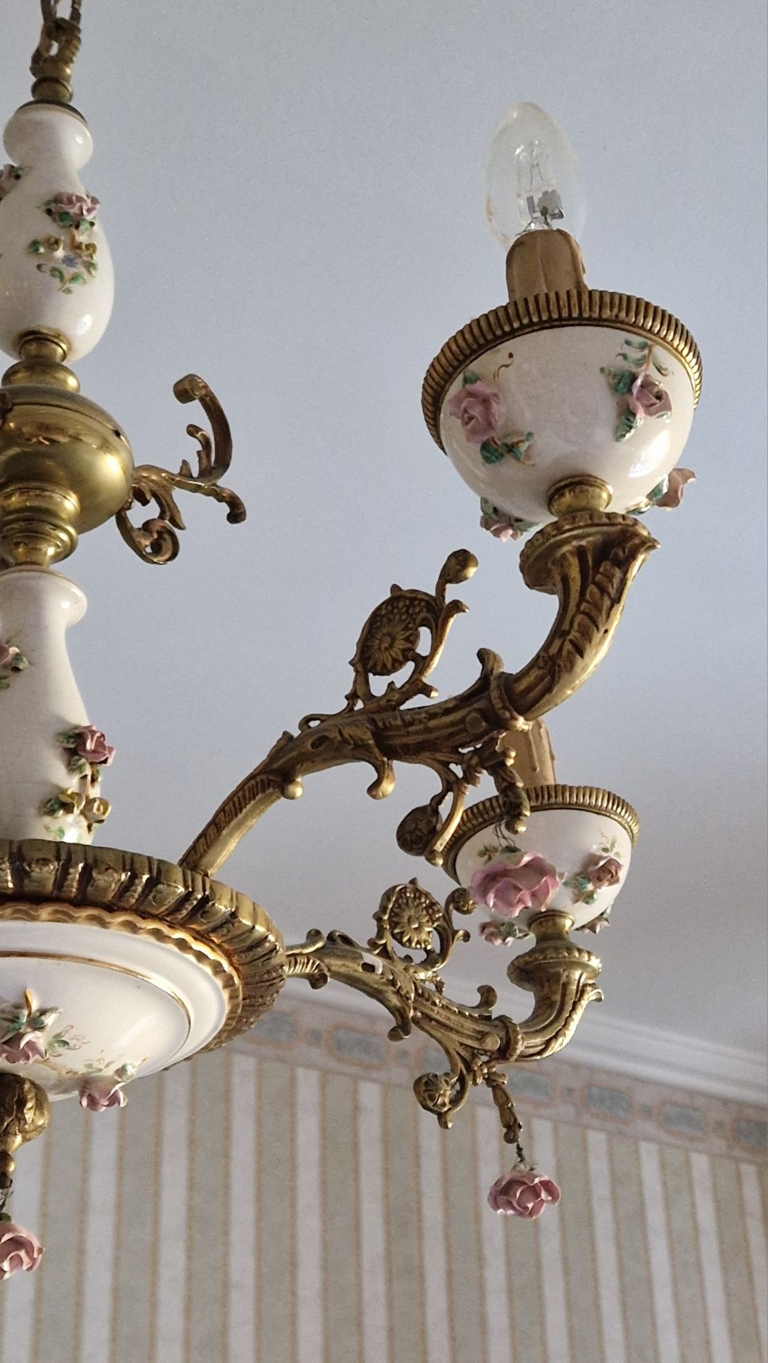 Candeeiro de Teto Vintage em Porcelana e Latão Dourado