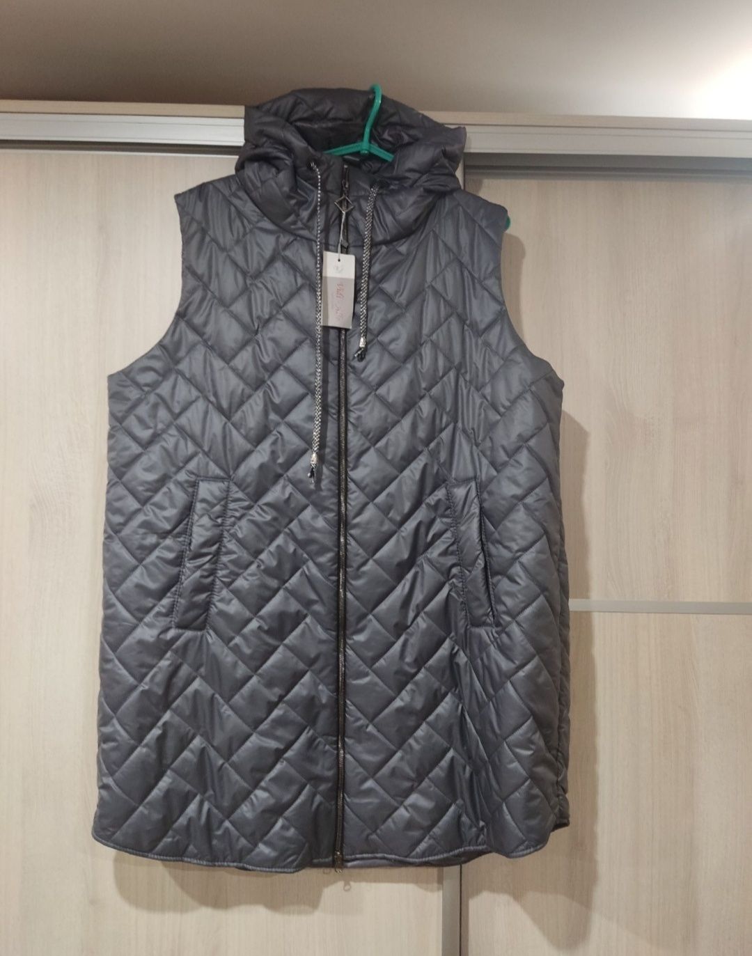 Продам пуховики,куртку,жилетку.