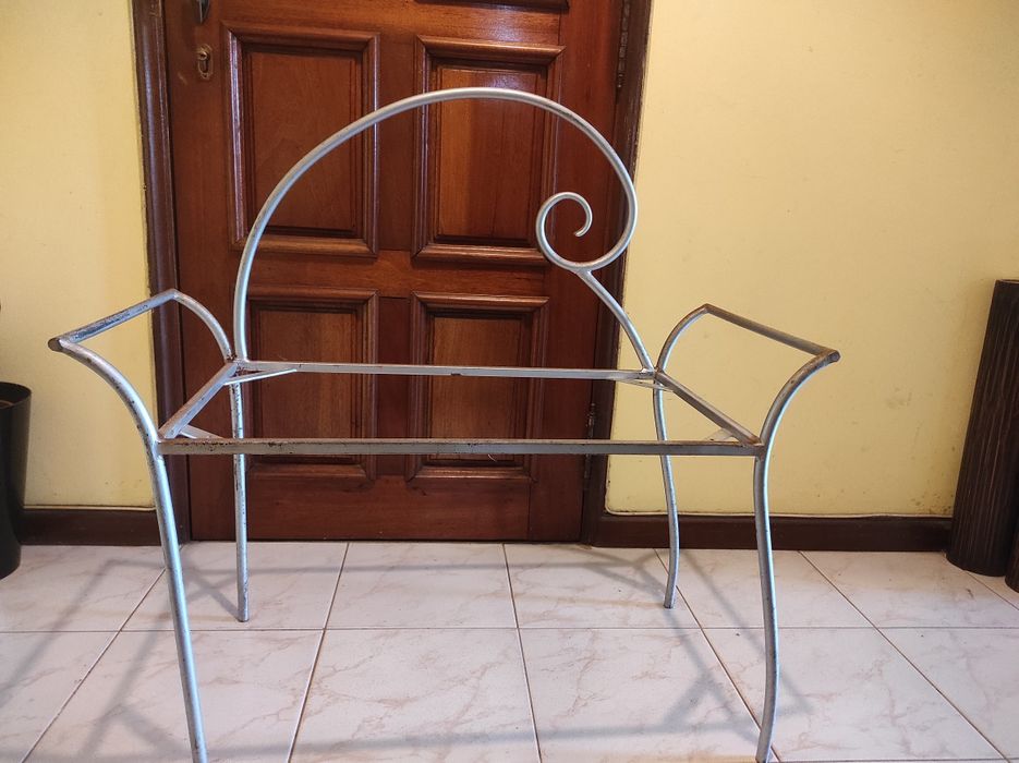 Banco em ferro , design pouco vulgar