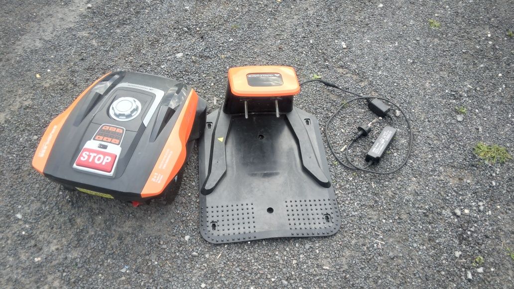 Robot koszący Yard Force Compact 400RiS kosiarka automatyczna 400m²