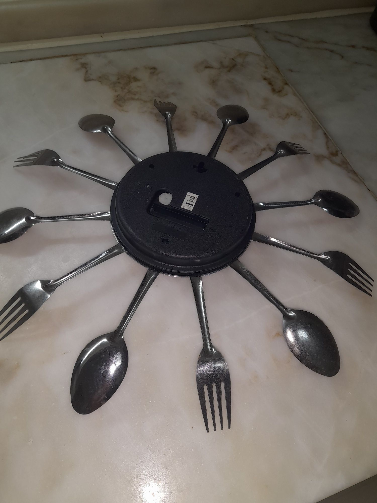 Relógio de cozinha, horas e ponteiros talheres em inox