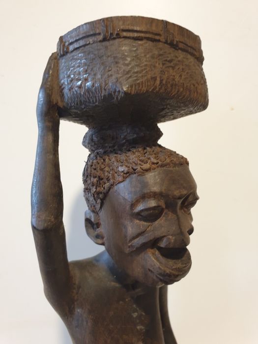 Antiga escultura africana feminina em madeira exotica