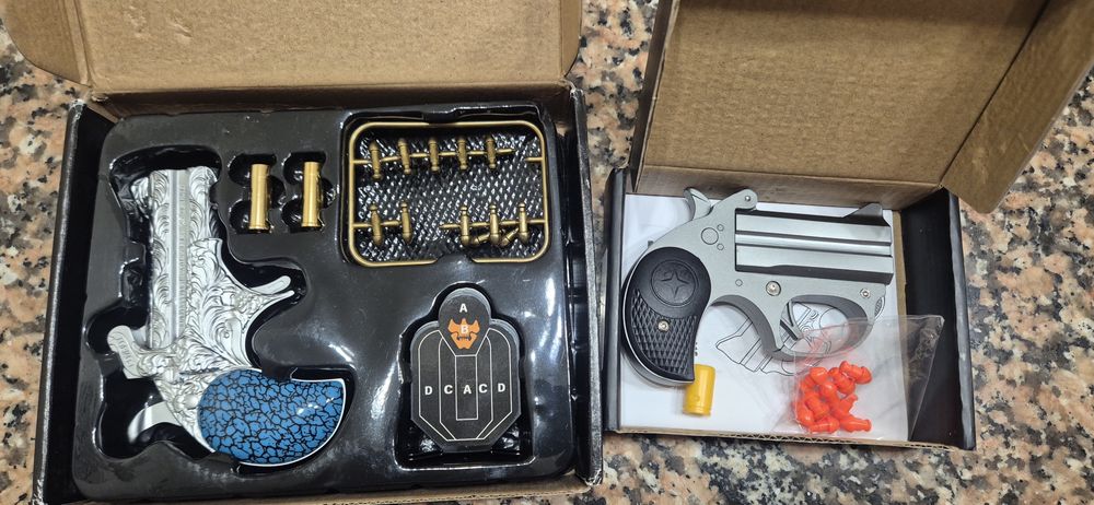 Vendo duas pistolas de brincar realistas