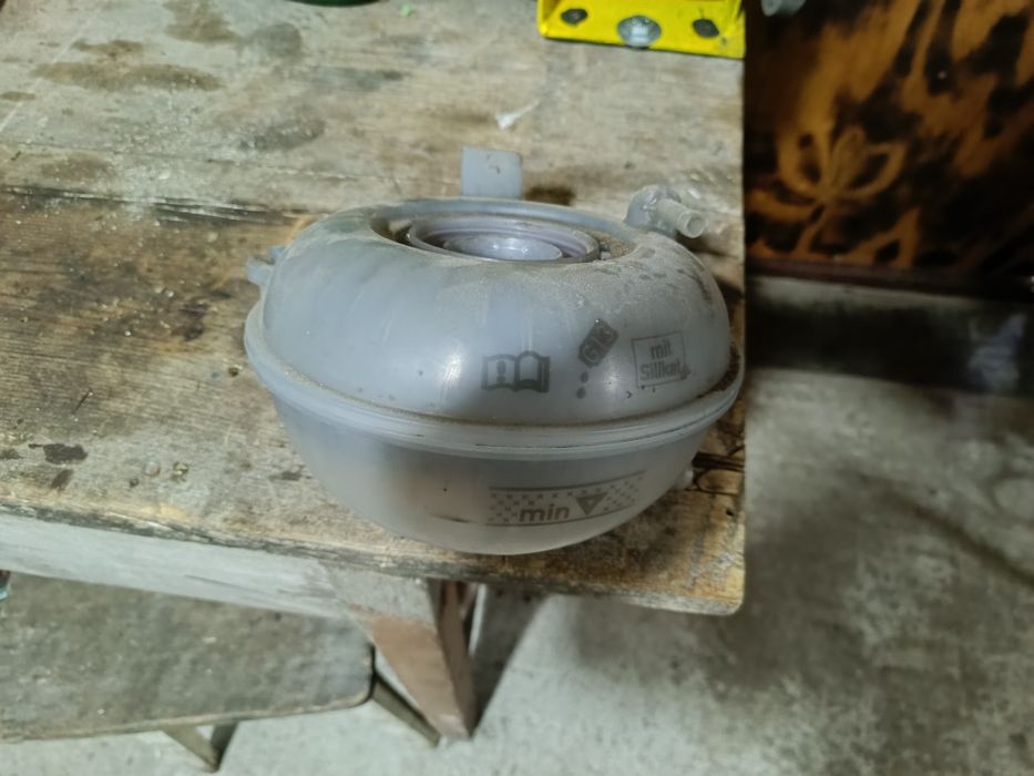 Продам розширювальний бак шкода а7 1,6 дизель в гарному стані