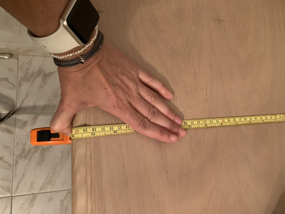 Mesa aparador com duas gavetas . Madeira clara