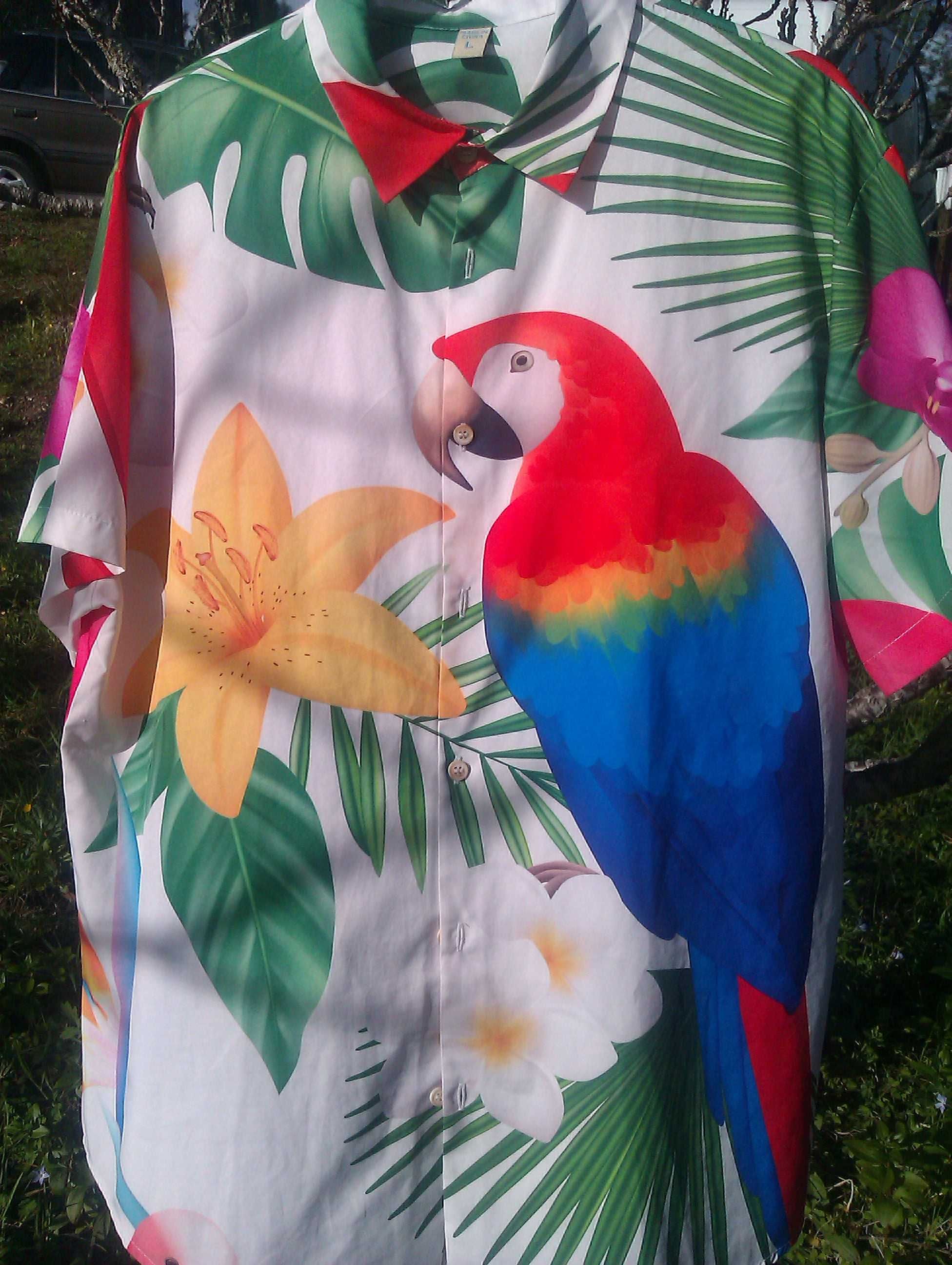 Camisa Havaiana com padrão papagaio.