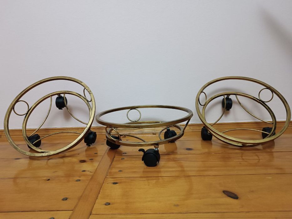 Кована підставка для квітів