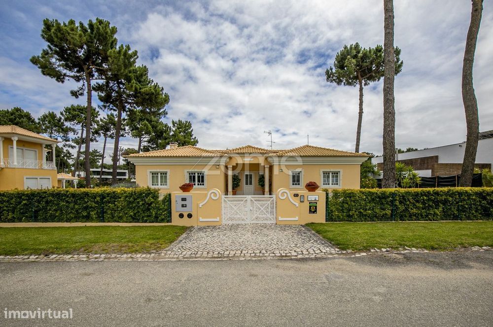 Moradia T5 com piscina e vista para lago na Herdade da Aroeira