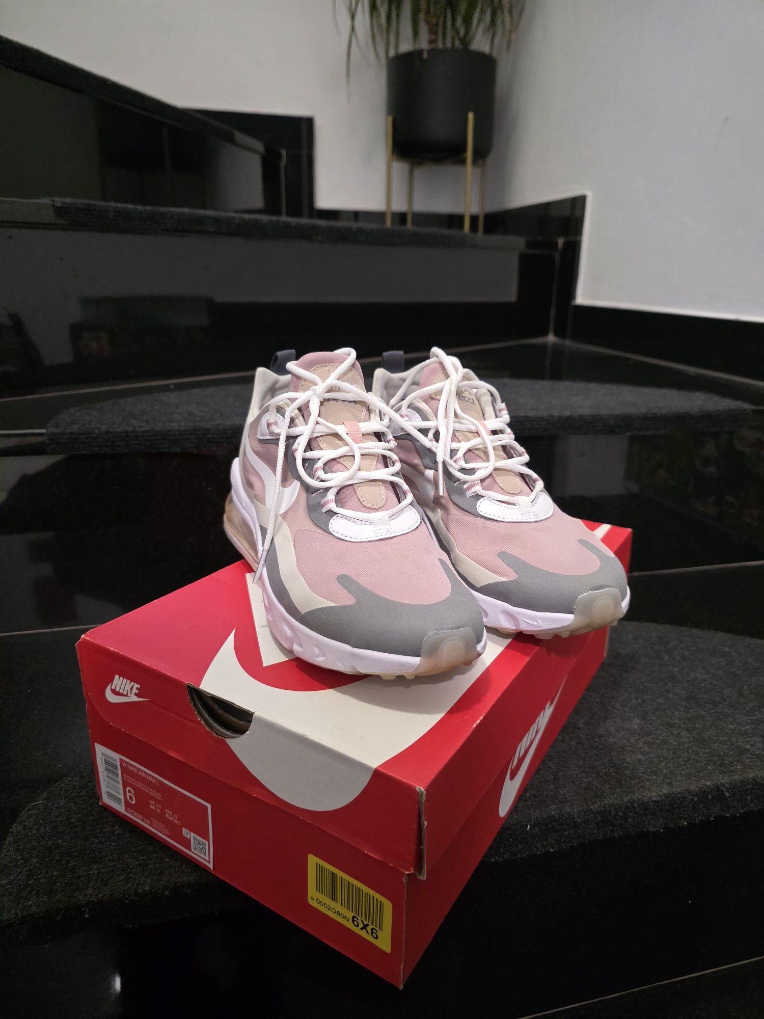 Nike 270 React. 39