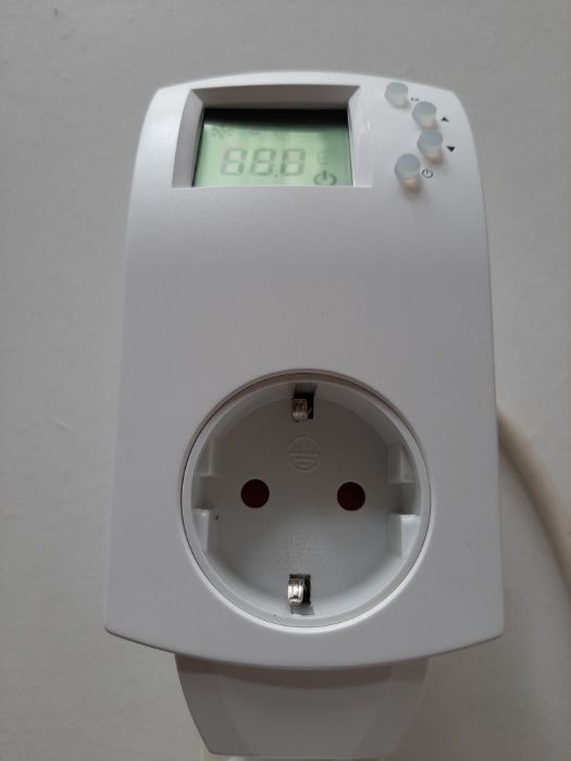 Termostat, sterownik systemów ogrzewania lub nawiewu/chłodzenia- 230V