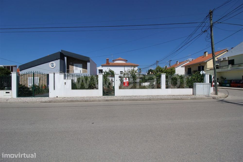 Lote de Terreno de Gaveto com Excelente Localização na Quinta do Conde