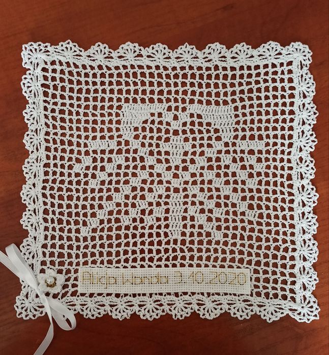 Szatka do chrztu na szydełku z kordonka