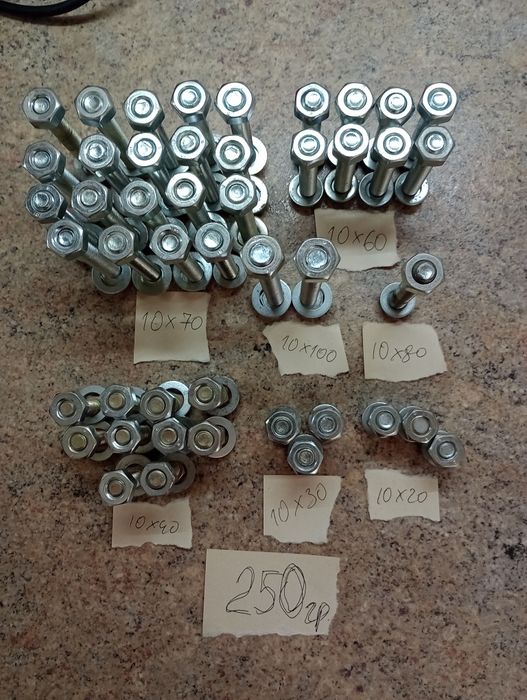 Новые болты с гайкой и шайбой