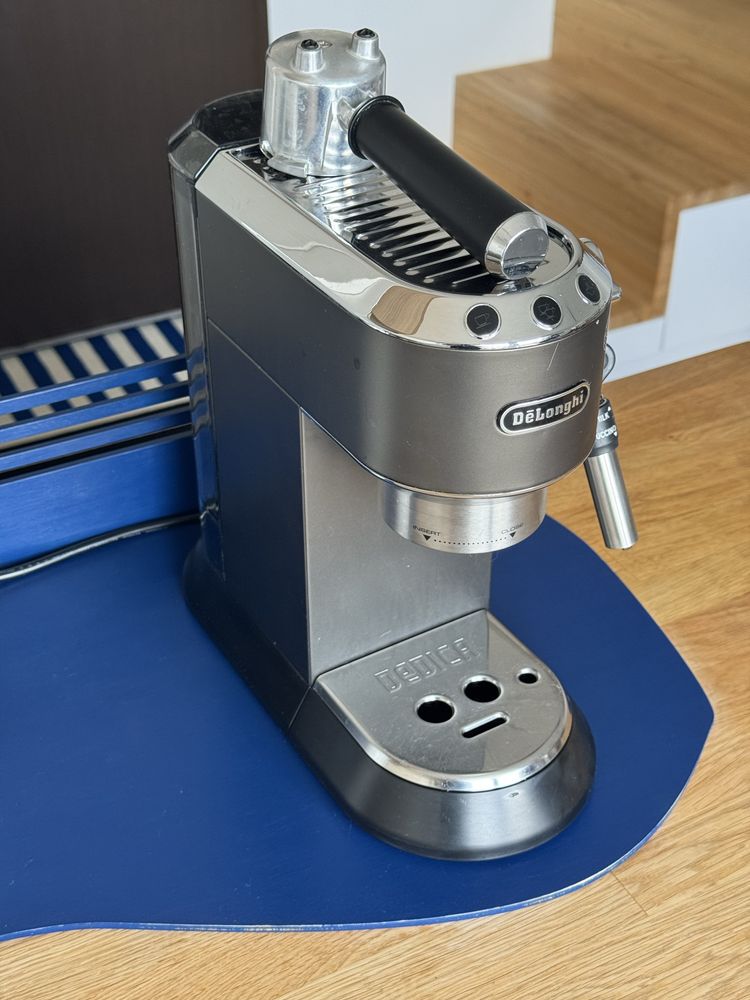 Ekspres kolbowy ciśnieniowy DeLonghi Dedica Style EC685.BK