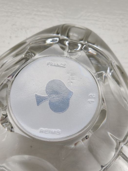 Szklane popielniczki.