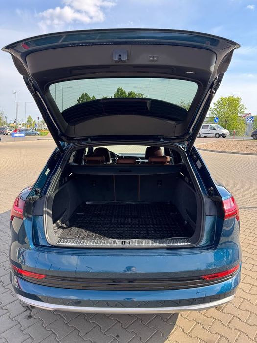 Авто Audi E-tron 55