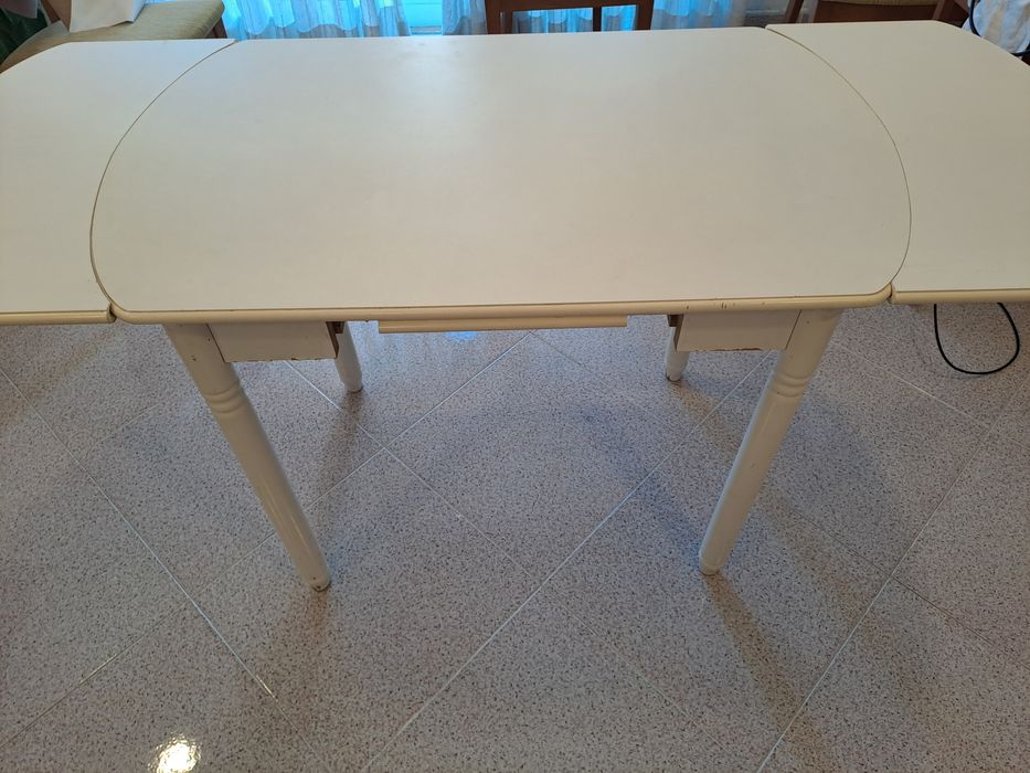 Mesa de cozinha branca extensível