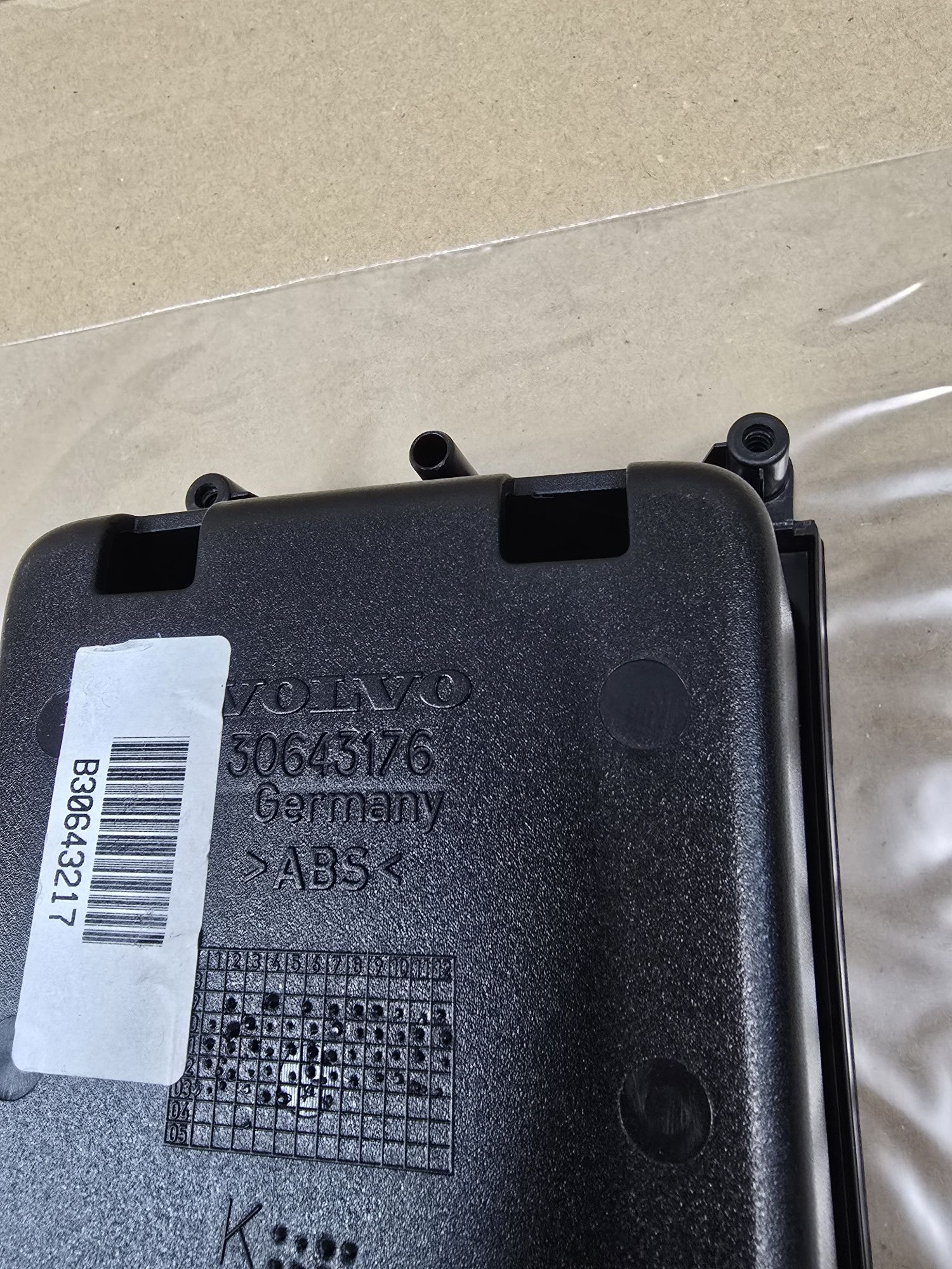Adapter uchwytu na kubki volvo V70II XC70II CZARNY