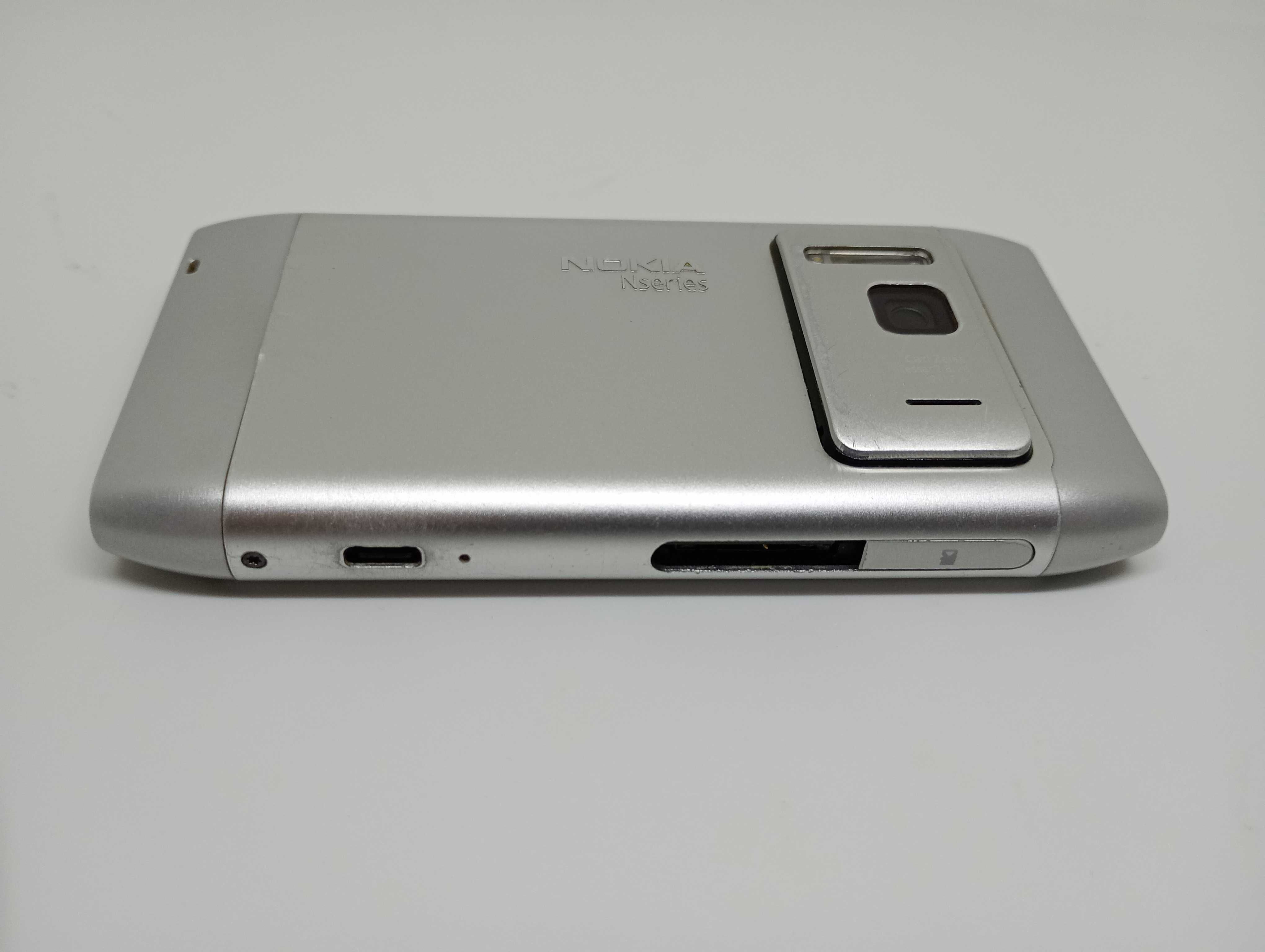 Srebrna Nokia N8 (Transmiter FM, Symbian Belle, Optyka Carl Zeiss)