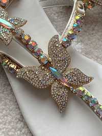 Bogato zdobione sandały z motylami