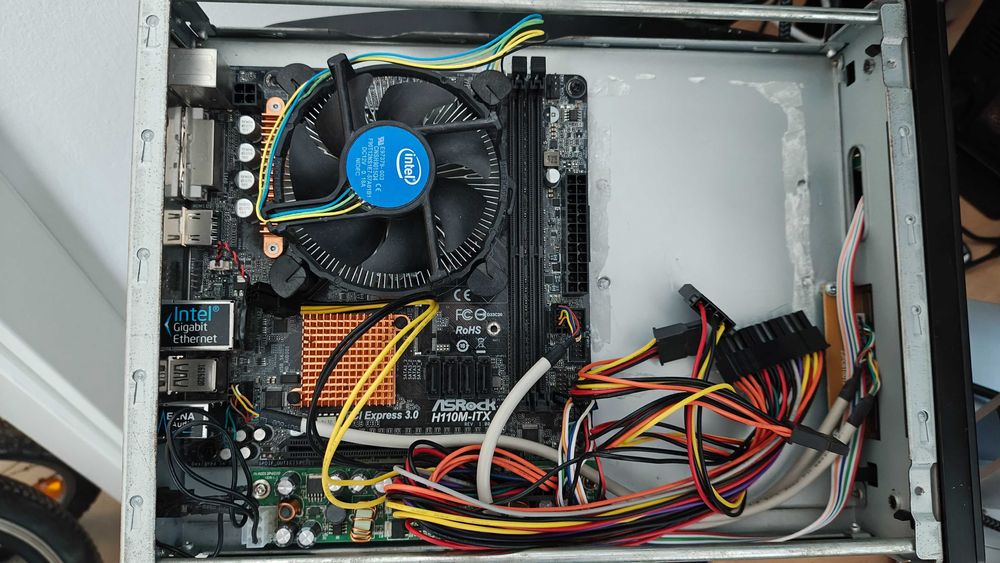 Niesprawny komputer m-itx. h110, i3 6100, 8GB ram.