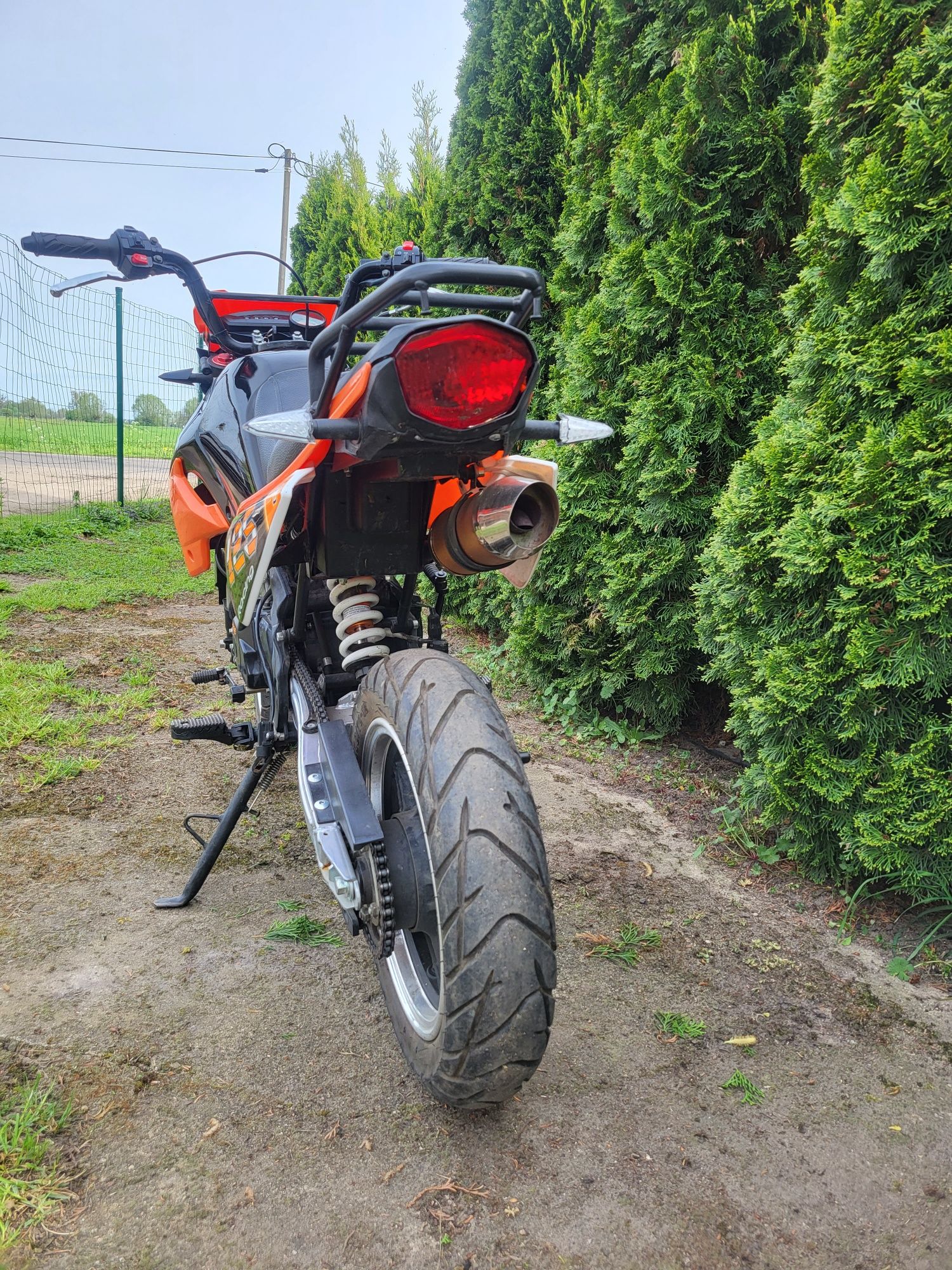 Bosuer Szosowo-turystyczny motor młodzieżowy. Pit bike